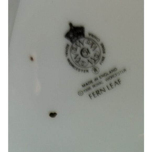 Royal Worcester Fern Leaf Trinket Box 1986 Fine Bone China England Gold Trim - Picture 3 of 4